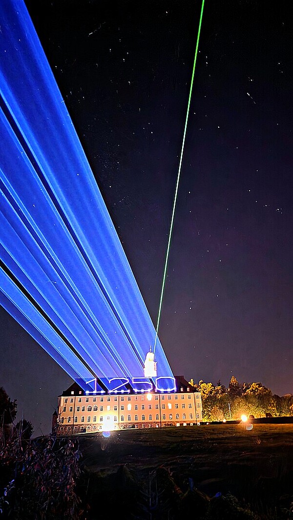 Leuchtende Laserbrücke in Vilshofen als Zeichen für Glaube Hoffnung und Zusammenhalt. 