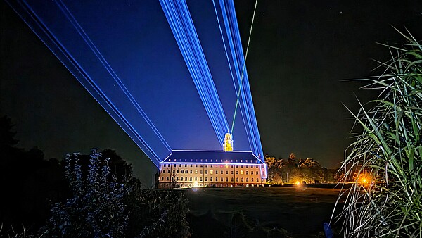 Lichtkunstinstallation Lichtbrücke Schweiklberg mit grünem Laserstrahl über Vilshofen. 