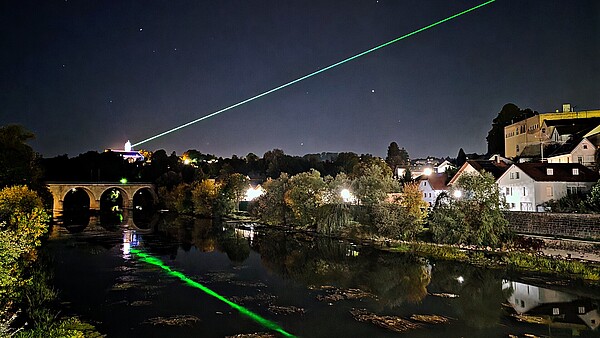 Lichtbrücke zwischen Kloster Schweiklberg und Vilshofen bei Nacht. 