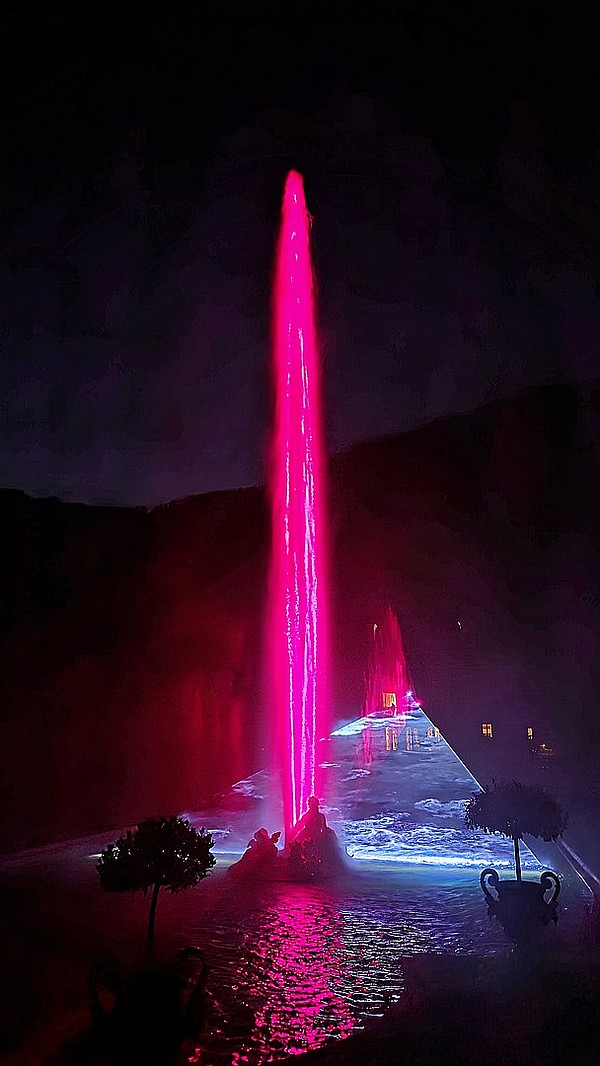 Tausende glitzernde Wassertropfen verwandeln die Fontäne in ein Feuerwerk aus Licht und Wasser. 