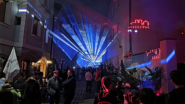 Interaktive Lichtkunst Donaugasse Zwischen Maut Wasser und Erinnerung in Vilshofen. 