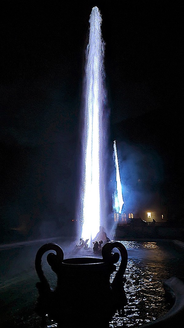 Ein Abend voller Glanz: König-Ludwig-Nacht im Schlosspark Linderhof mit Lichtkunst-Highlight. 