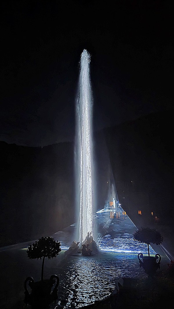 Ludwignacht 2025: Die Fontäne als funkelndes Highlight im Schlosspark von Linderhof. 
