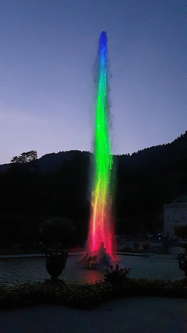 Die große Fontäne von Schloss Linderhof erstrahlt in funkelnder Lichtkunst. 