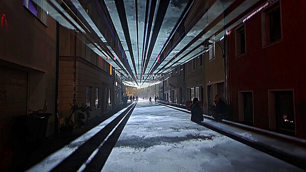 Besucher bewegen sich durch interaktive Lichtkunst in der Donaugasse Vilshofen. 