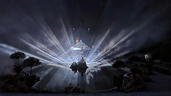 Magische Lichtkunst-Installation Reflexion im Schlossbecken von Schloss Linderhof. 