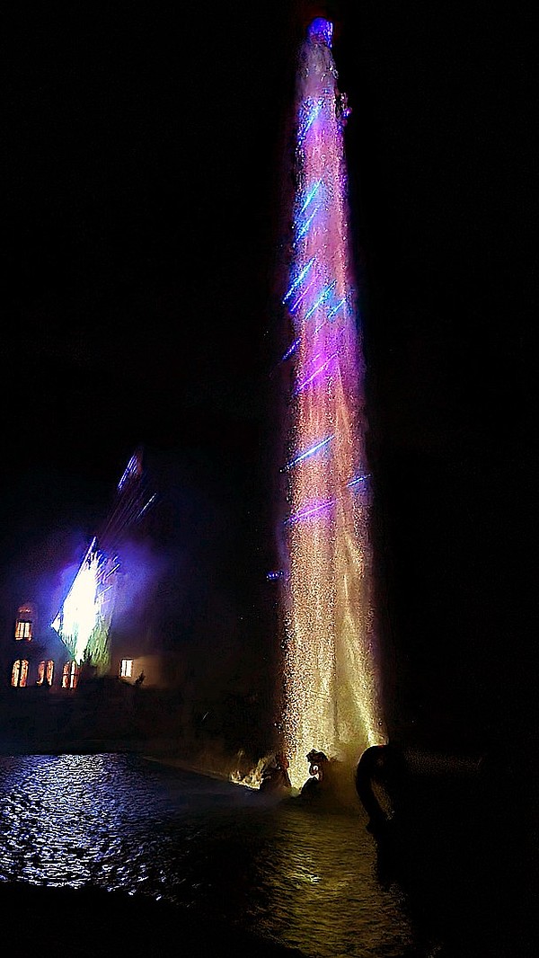 Die große Fontäne von Schloss Linderhof wird zur Bühne für glitzerndes Licht und bewegtes Wasser. 