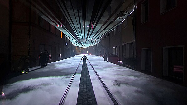Schattenbilder von Besuchern im Laserlicht der Donaugasse-Installation. 