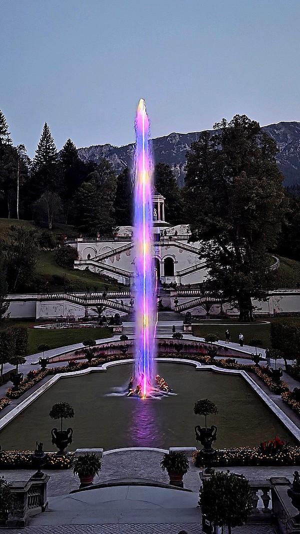 Lichtkunst_Ludwigsnacht_Schloss_Linderhof_1_2025.jpg 